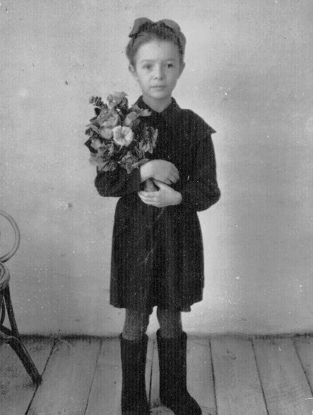  «Первый раз в первый класс». Неизвестный автор, 1 сентября 1948 года, Курганская обл., дер. Бочанцево, из архива Ивана Григорьева.