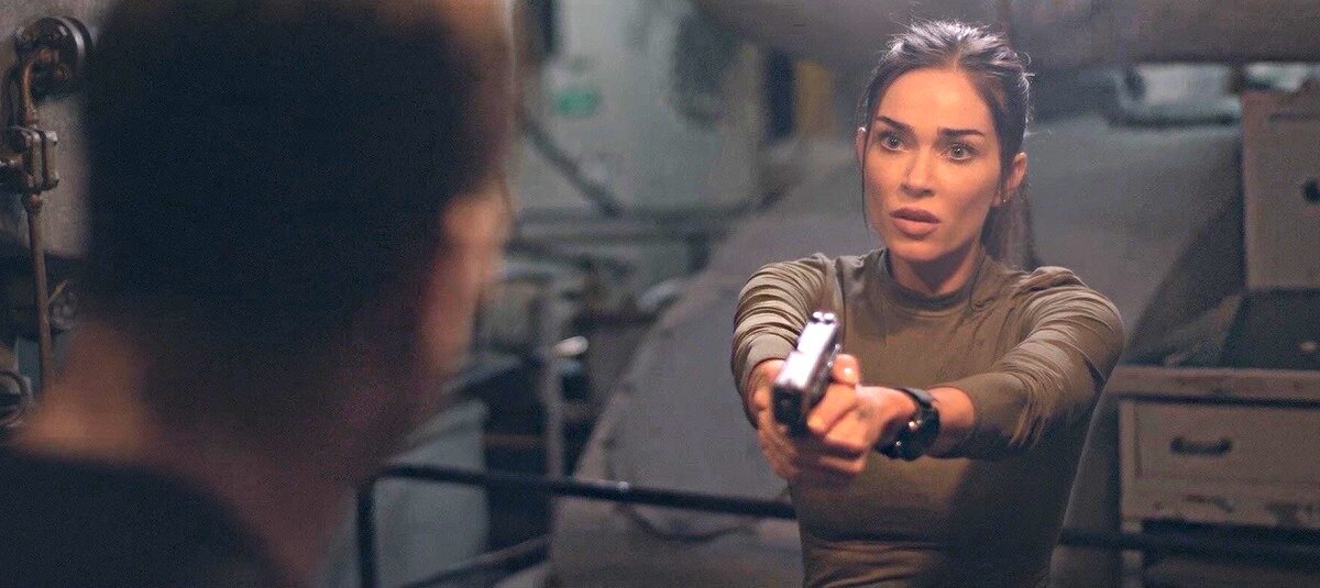 - Кто не актриса? Я? Не актриса? Да в меня одного силикона кубометров восемь закачано! 