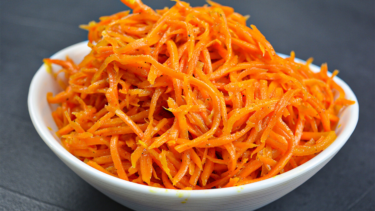 Морковь по-корейски пользуется популярностью среди любителей острых блюд. Это очень простая в приготовлении закуска, если найти правильный рецепт.