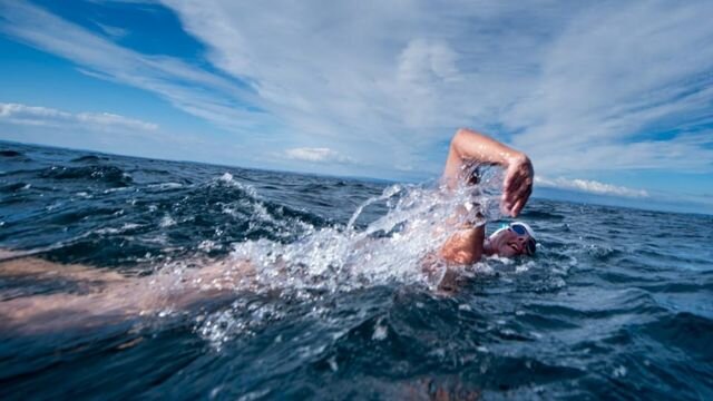 Где 2007 году совершил заплыв льюис пью. Заплываешь далеко в океан в игре. К чему снится заплыть далеко в море. Мужик заплыл в воле. Заплываешь далеко в океан в игре м ем.