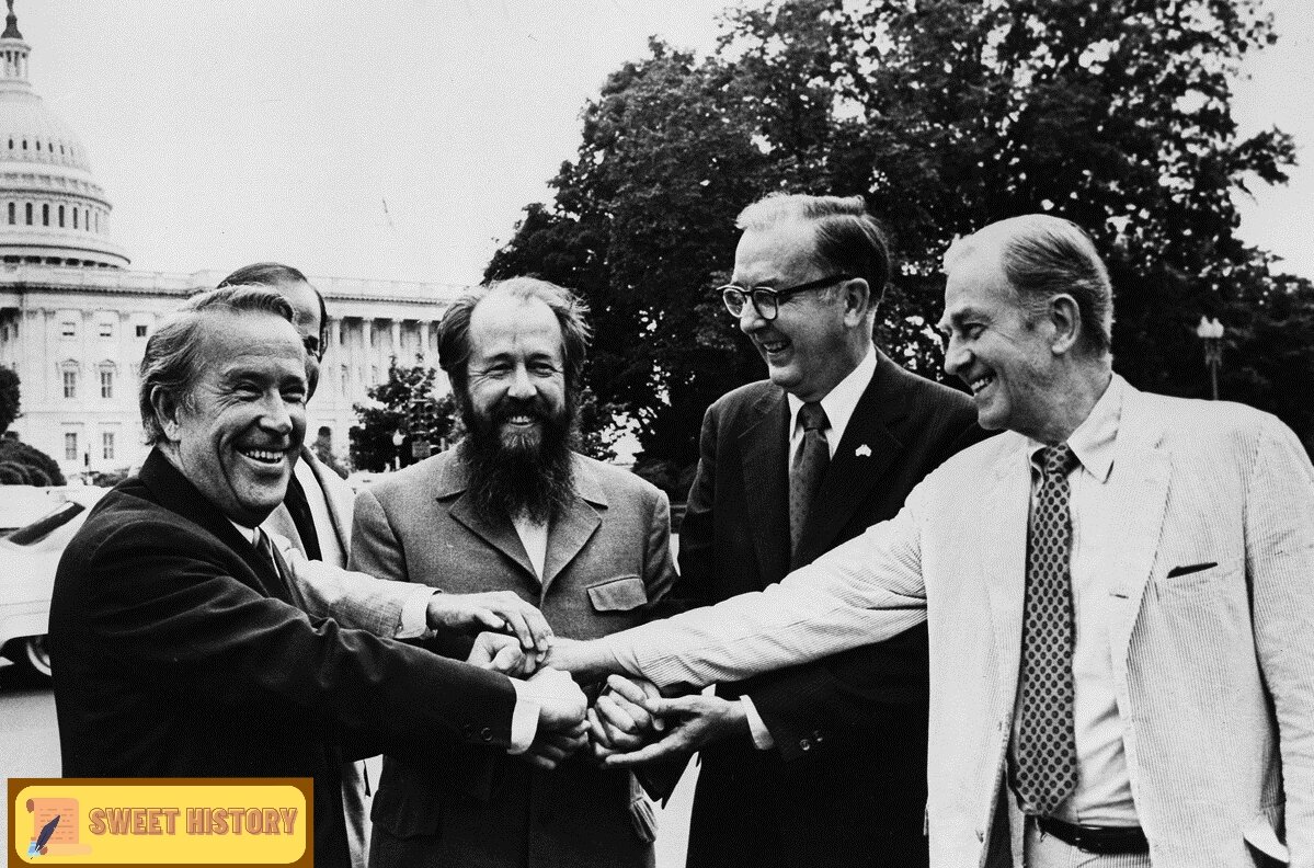 Писатель в окружении американских сенаторов