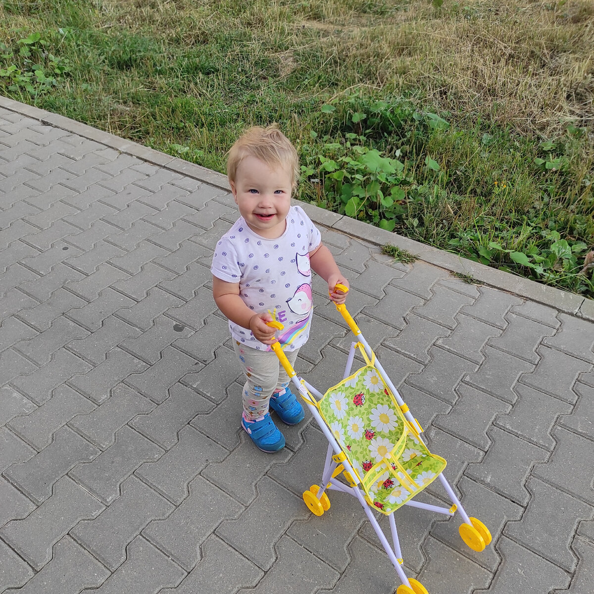 Только что купили коляску. Любава счастлива! 