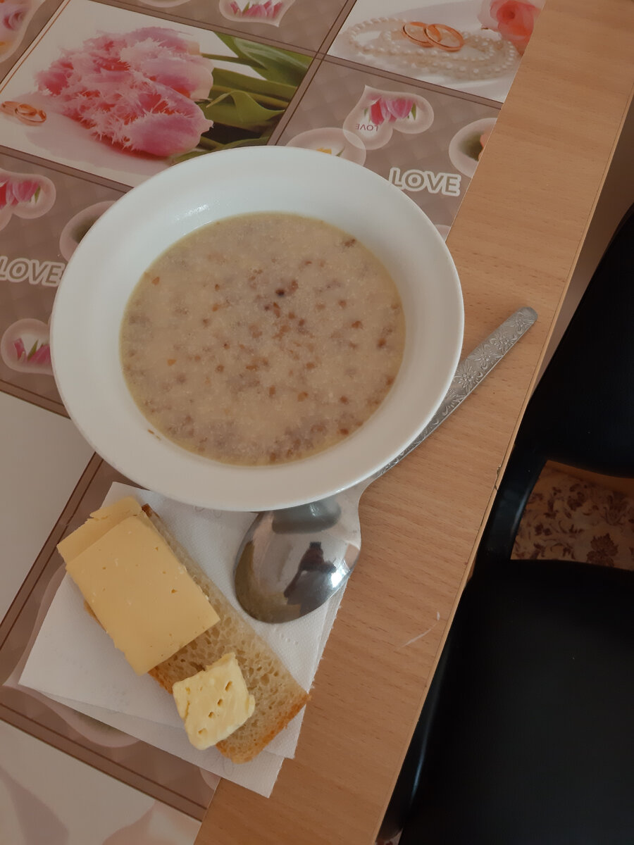 На завтрак гречневая каша и бутерброд с маслом и сыром