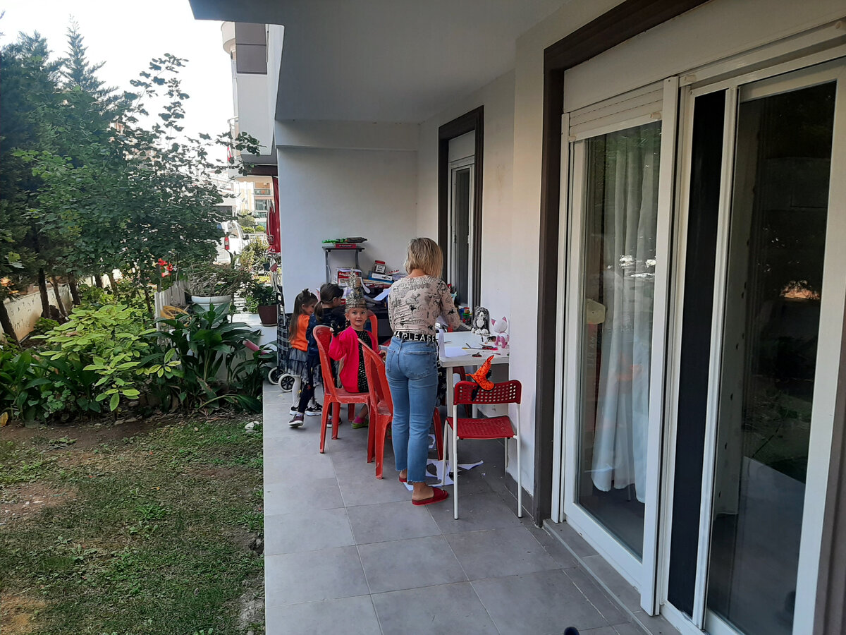 Из-за нехватки места игровая комната дочки разместилась на веранде. Но так даже лучше