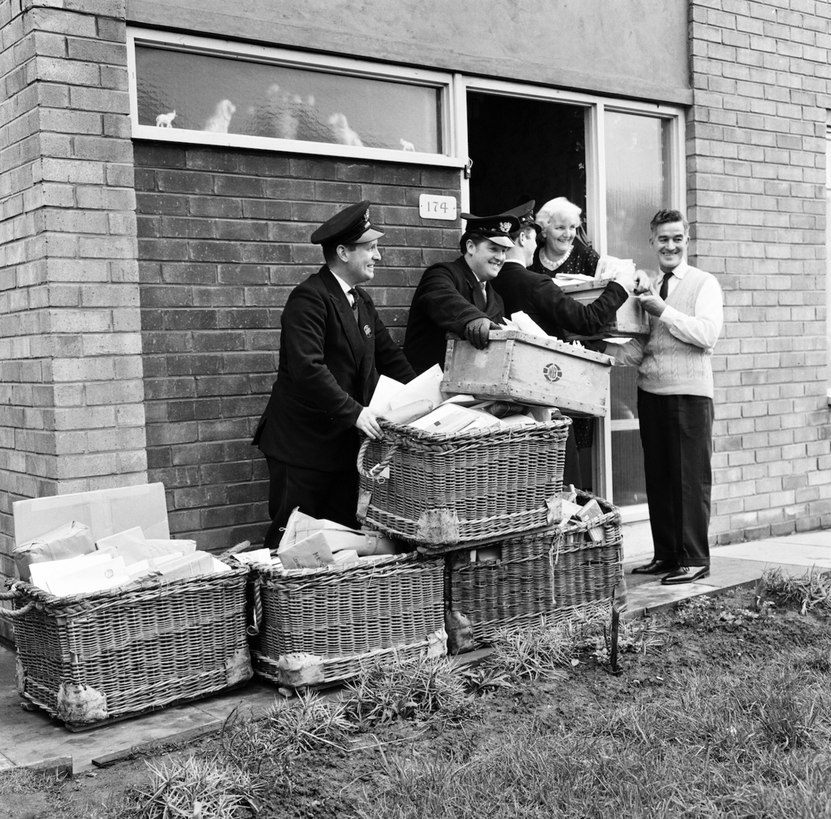 Гарольд и Луиза Харрисоны принимают почту от поклонников. 1964 год. /Daily Mirror