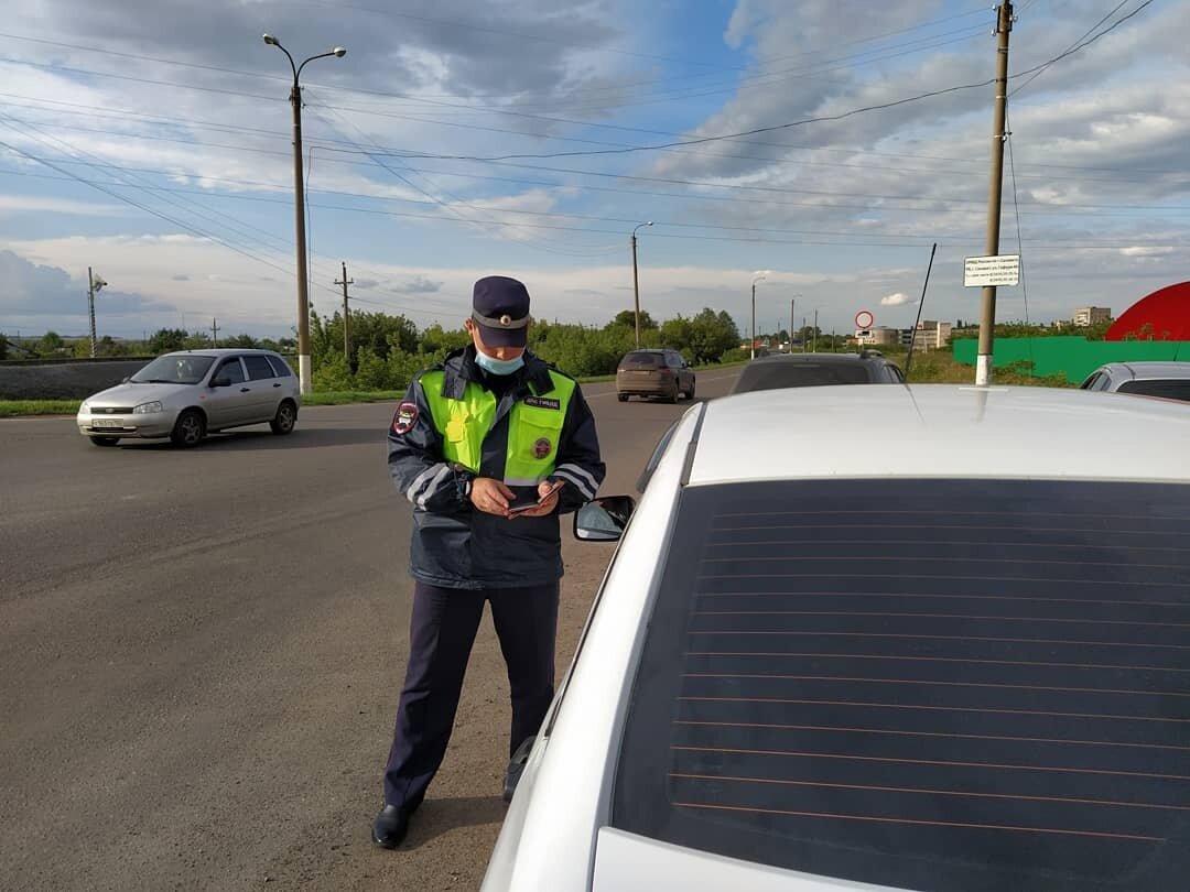 Блогер провел эксперимент один раз передал документы гаишнику молча, второй  раз спросили причину остановки, удостоверение. | Автоюрист. Всё о ДПС. |  Дзен