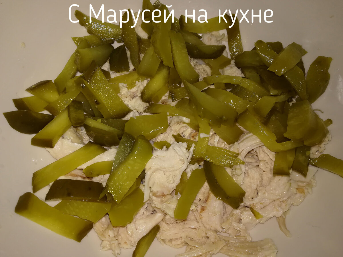 Салат «Столичный» с курицей и солеными огурцами