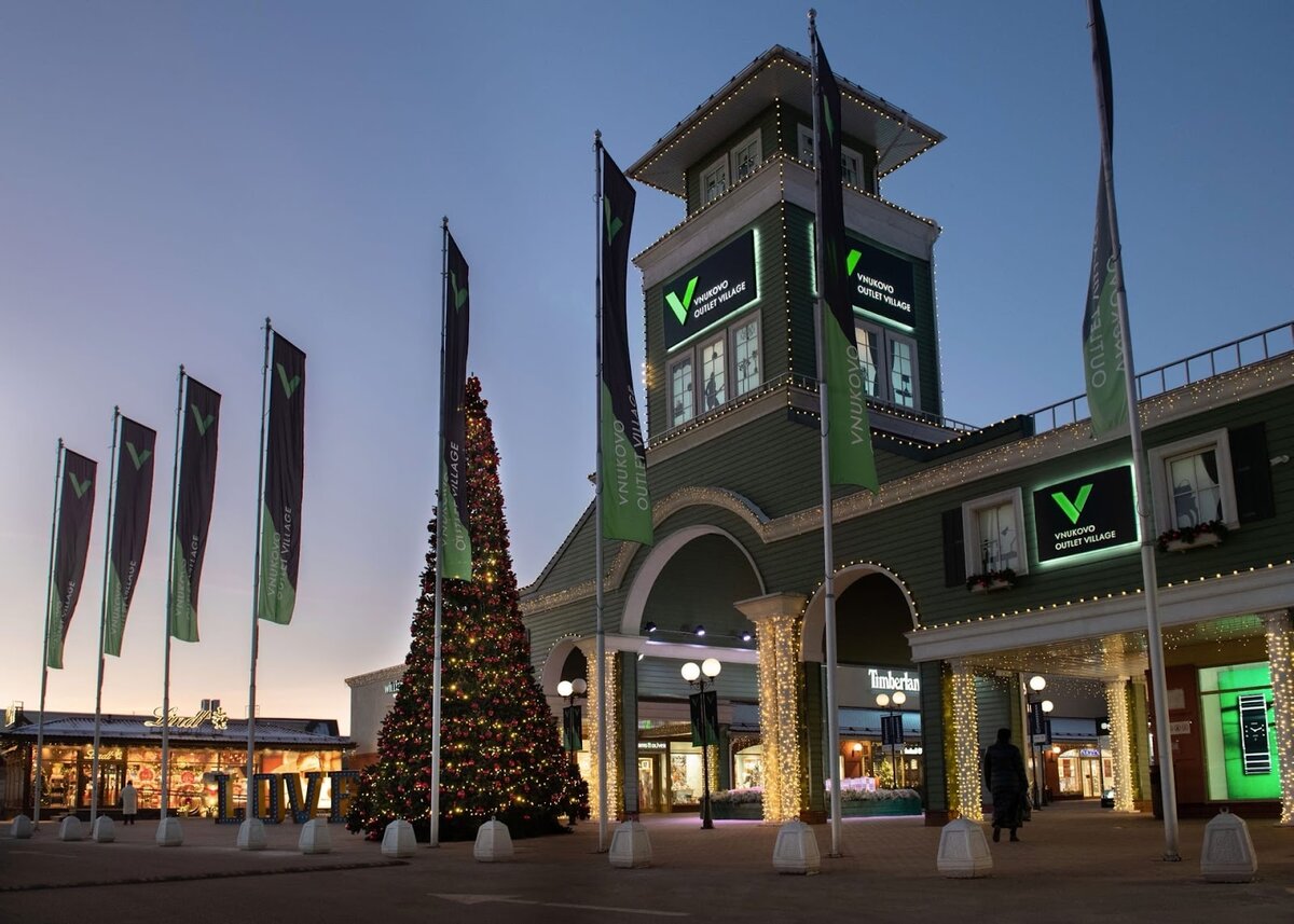 Аутлет выглядит как небольшой город, где каждый магазин ― отдельный дом, поэтому шопинг похож на прогулку под открытым небом