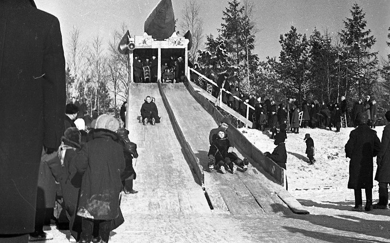 Катание с горки, 1960-е годы. Автор фото - Ю. Садовников. Источник фото: russiainphoto.ru 