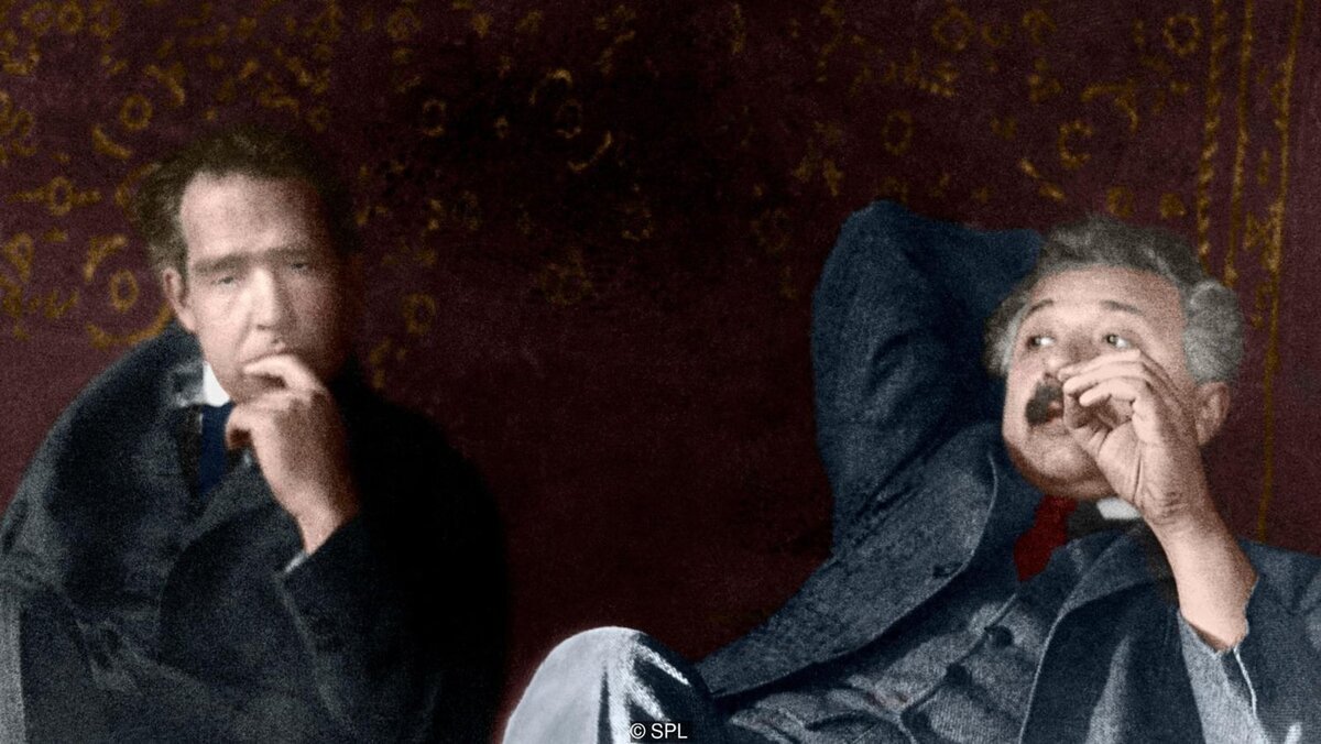 Нильс Бор и Альберт Эйнштейн (фотография ранее была черно-белой). Предположительно это декабрь 1925 года.