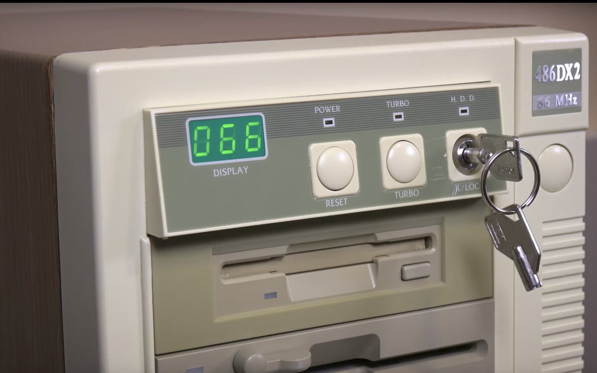 Источник фото: https://francisuniverse.wordpress.com/2017/10/07/the-turbo-button-and-the-key-lock-on-old-computers/