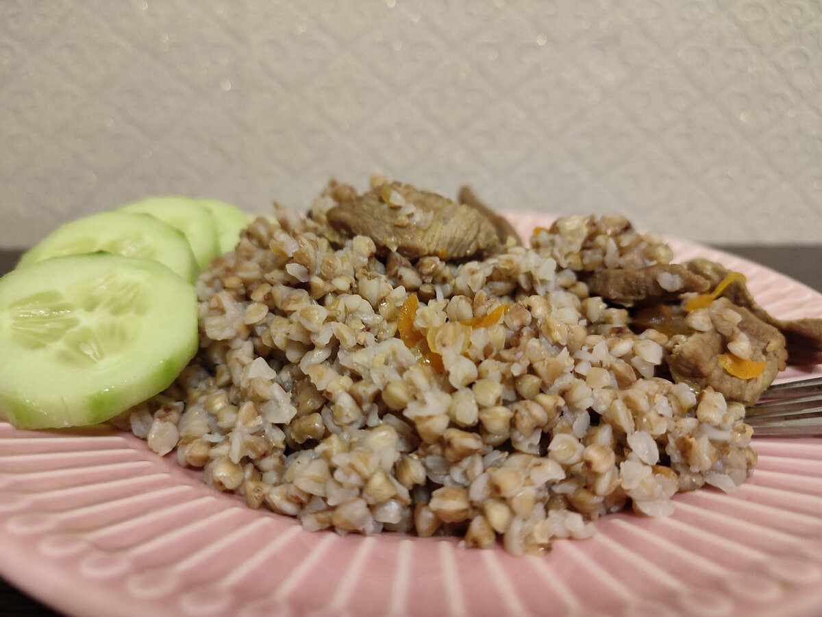 Гречка,мясо,огурец.