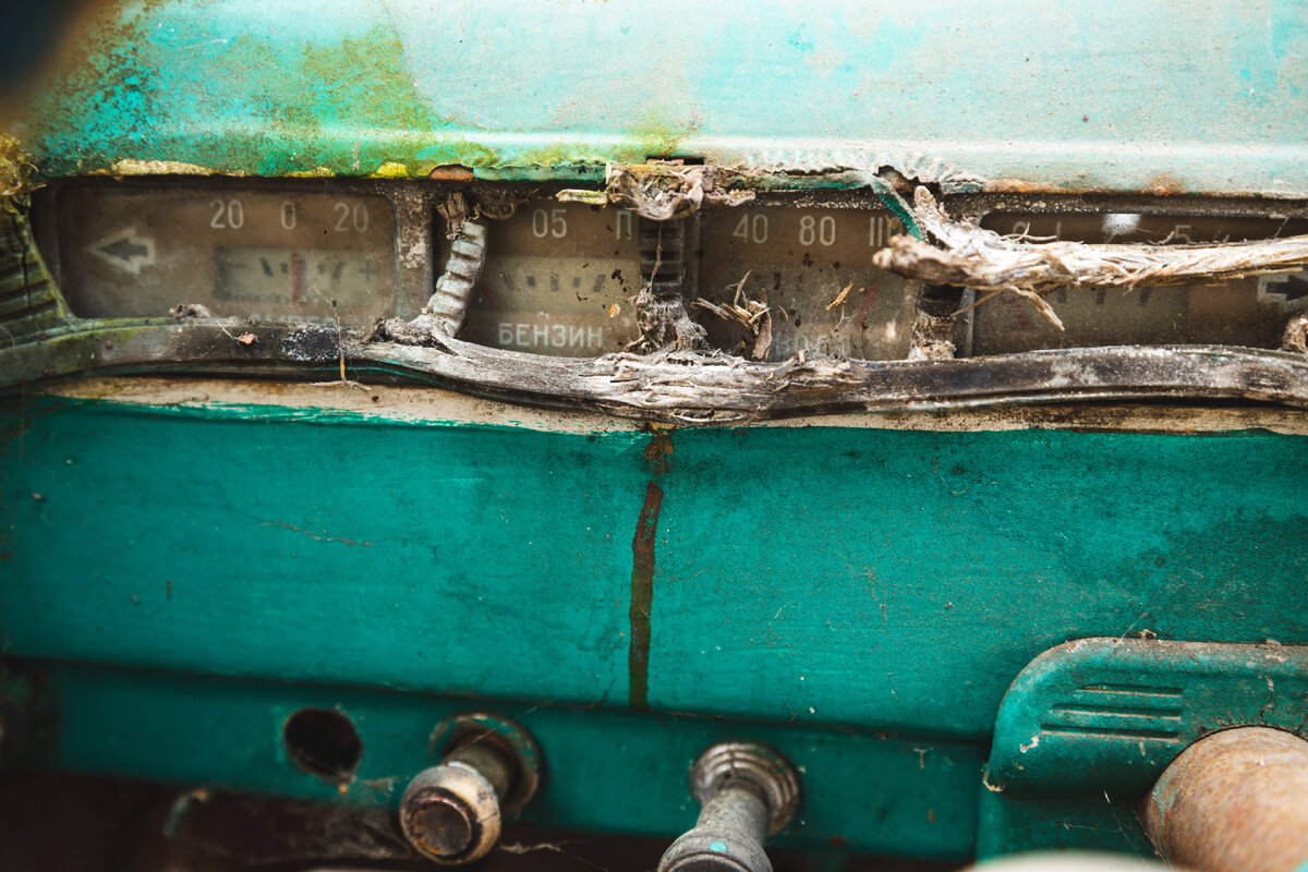 коррозионные повреждения кузова автомобиля. гнилая ауди 80. сгнившая ауди 80. лада приора с ржавчиной. нива шевроле ржавая.