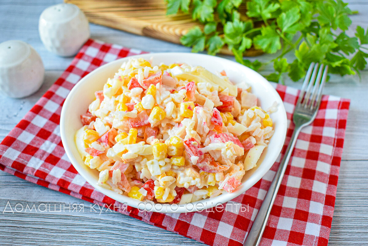 Салат с кукурузой, рисом и крабовыми палочками | Домашняя кухня, фото -  рецепты | Дзен