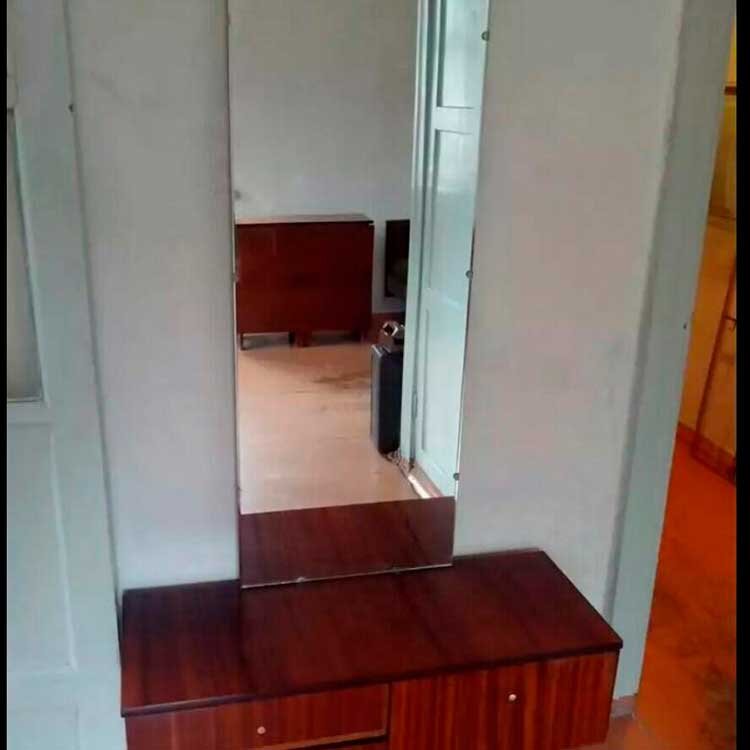 Оценивая ту или иную старую мебель, для начала нужно определить две вещи: ее возраст;
материал, из которого она сделана.