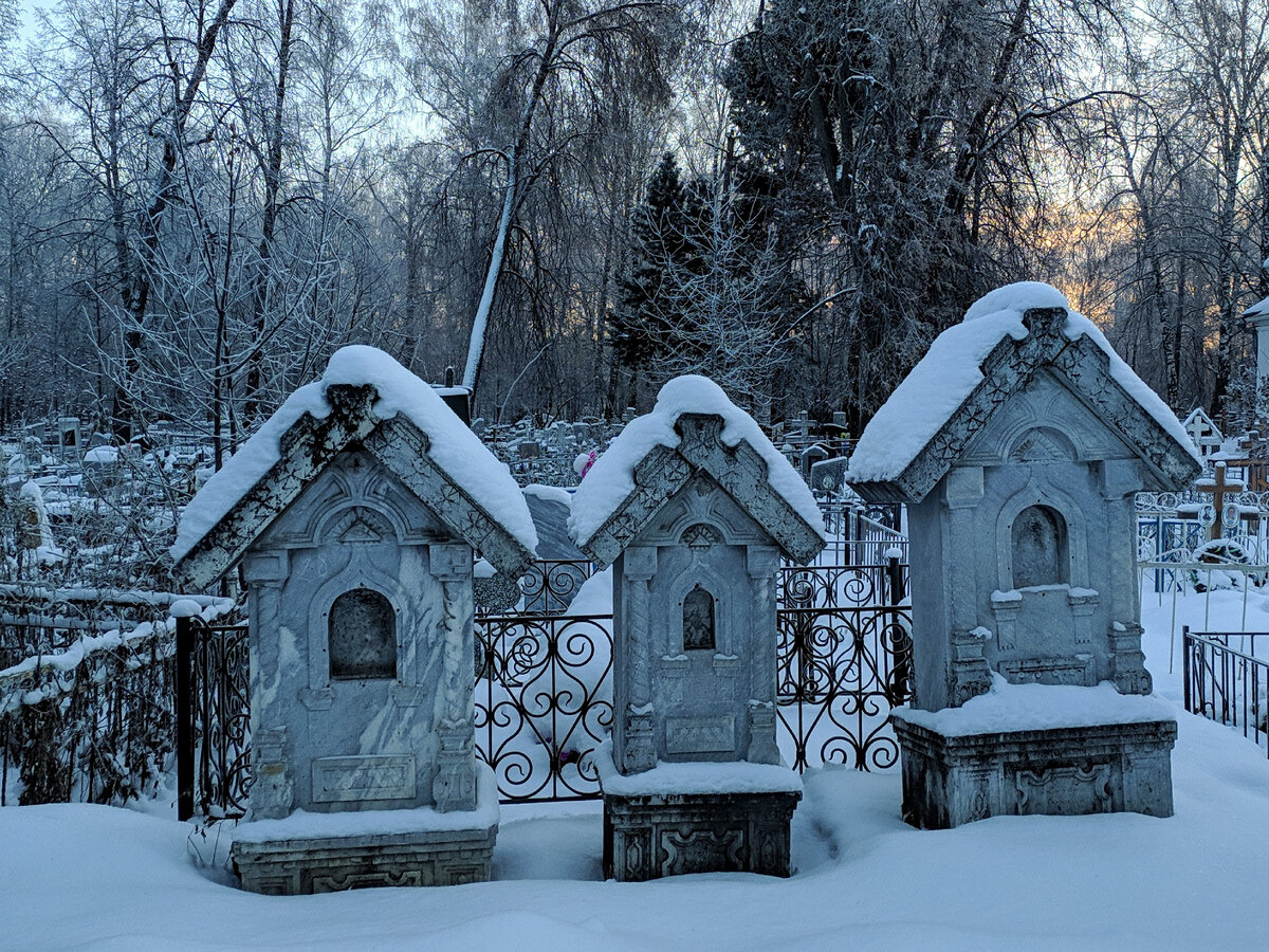 Завальное кладбище. Завальное кладбище Тобольск. Завальное кладбище в Тобольске могилы Декабристов. Церковь на Завальном кладбище Тобольск. Завальное кладбище Тобольск могила Кюхельбекера.