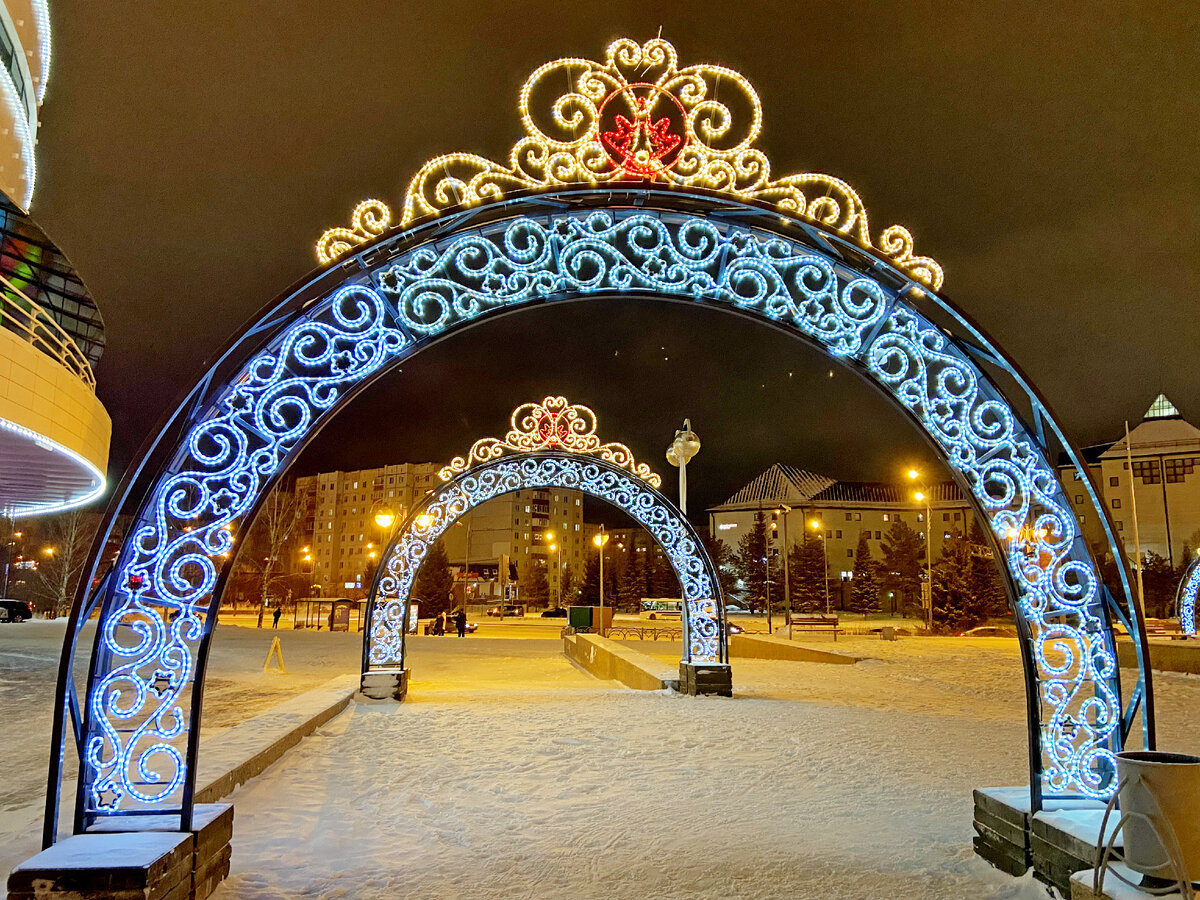 Каждый год здесь ставят расписные ворота