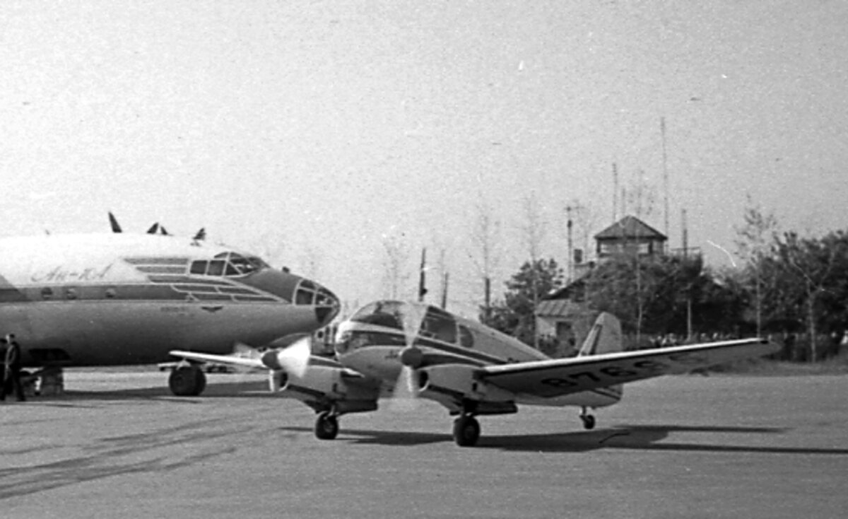 Аэро-145 в старом Оренбургском аэропорту "Нежинка" рядом с Ан-10А. 