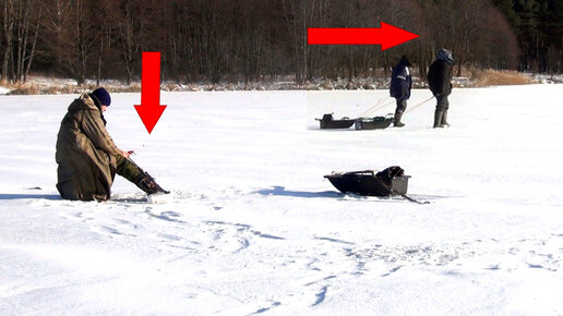 рыбак в лодке на озере. вечерняя рыбалка. удочка. рыбак в воде тверь. мужчина рыбак.