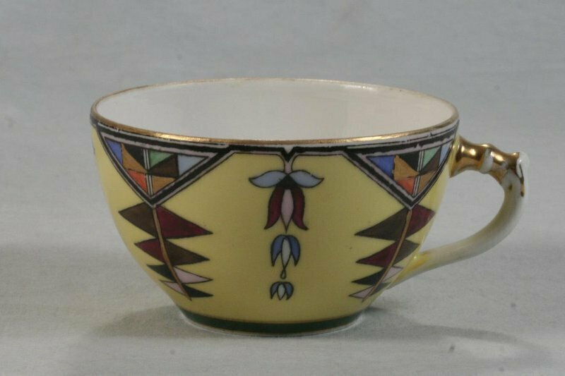 Михаил Адамович (?). Чашка. 1920–1930-е. Дулёво. Высота 5,3 см. Всероссийский музей декоративно-прикладного и народного искусства / КСФР-589/1. Госкаталог: 3672922. Источник: goskatalog.ru