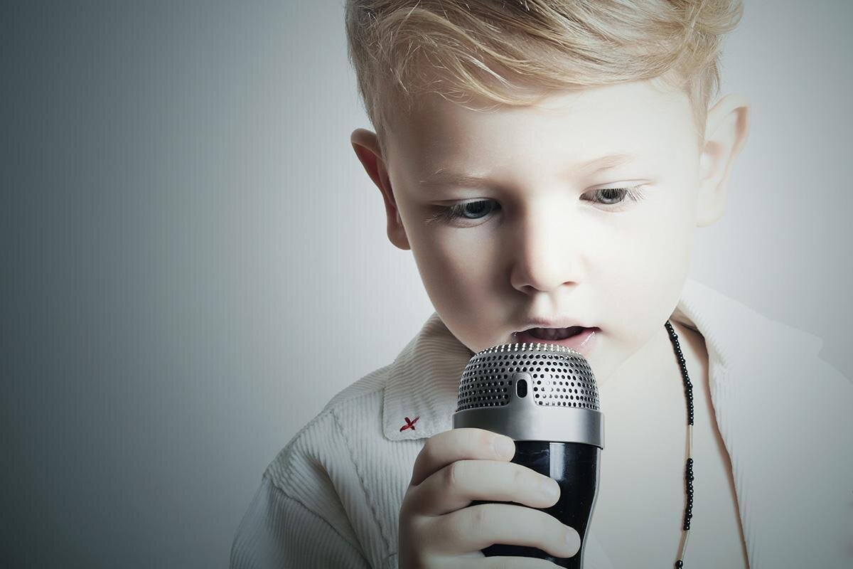 Мальчик с микрофоном