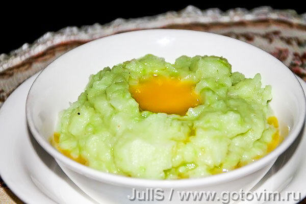 картофель - 500г капуста (любая, не обязательно белокочанная) - 500г; лук-порей - 1 стебель; сливки (жирность 10%) - 1/2 стакана; мускатный орех - 1 щепотка; соль, перец - по вкусу; сливочное масло - по вкусу. Подробный рецепт  https://www.gotovim.ru/sbs/kolkannon.shtml