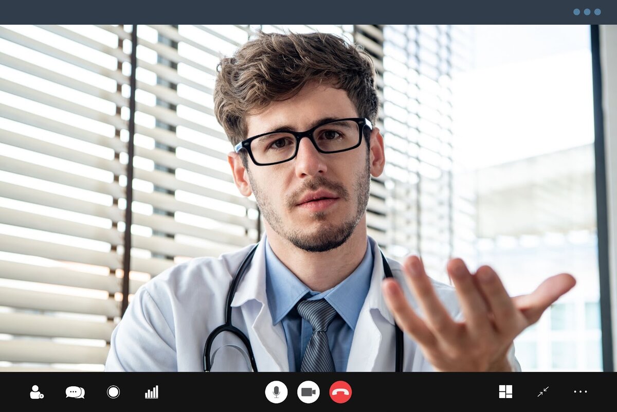 Удалённые консультации и лечение остаются очень востребованными, поэтому всё больше клиник внедряет телемедицину для взаимодействия с пациентами и перестраивает внутренние процессы для удалённой работы персонала.