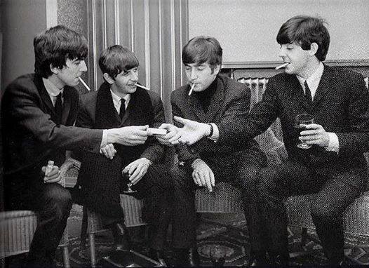 The Beatles. Курят. Потому что иностранцы.