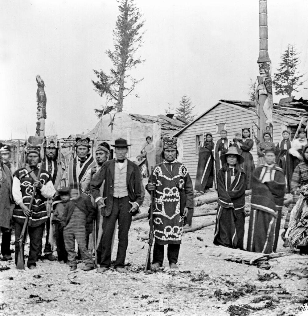 Фотография, кстати, именно 1868 года. Называется "Жители тлинкитской деревни Тонгасс". 