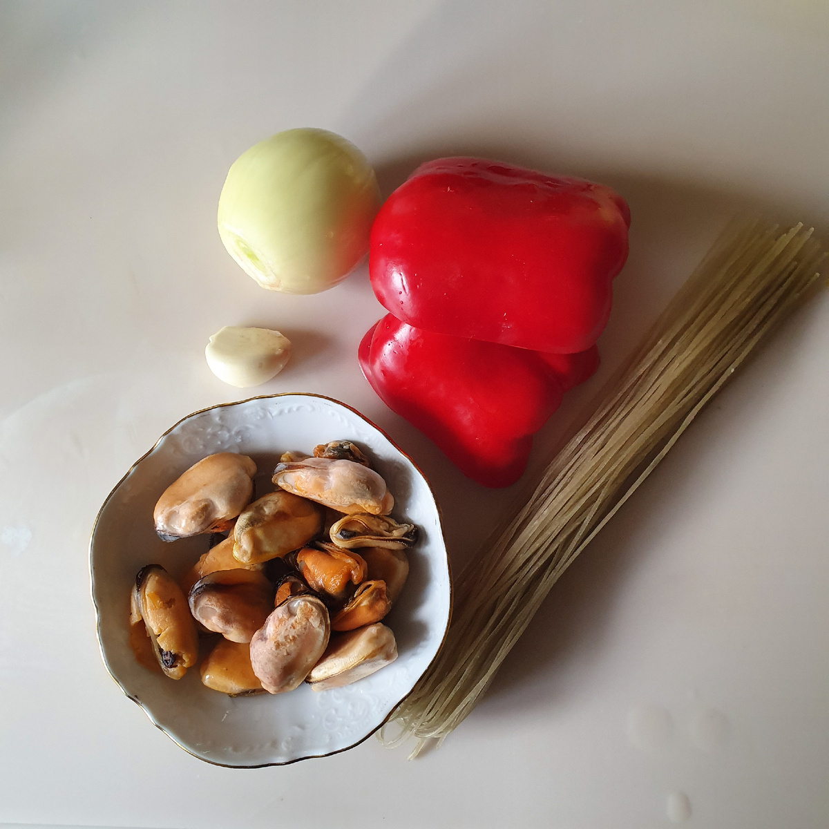 Мидии,лапша,лук,перец,чеснок