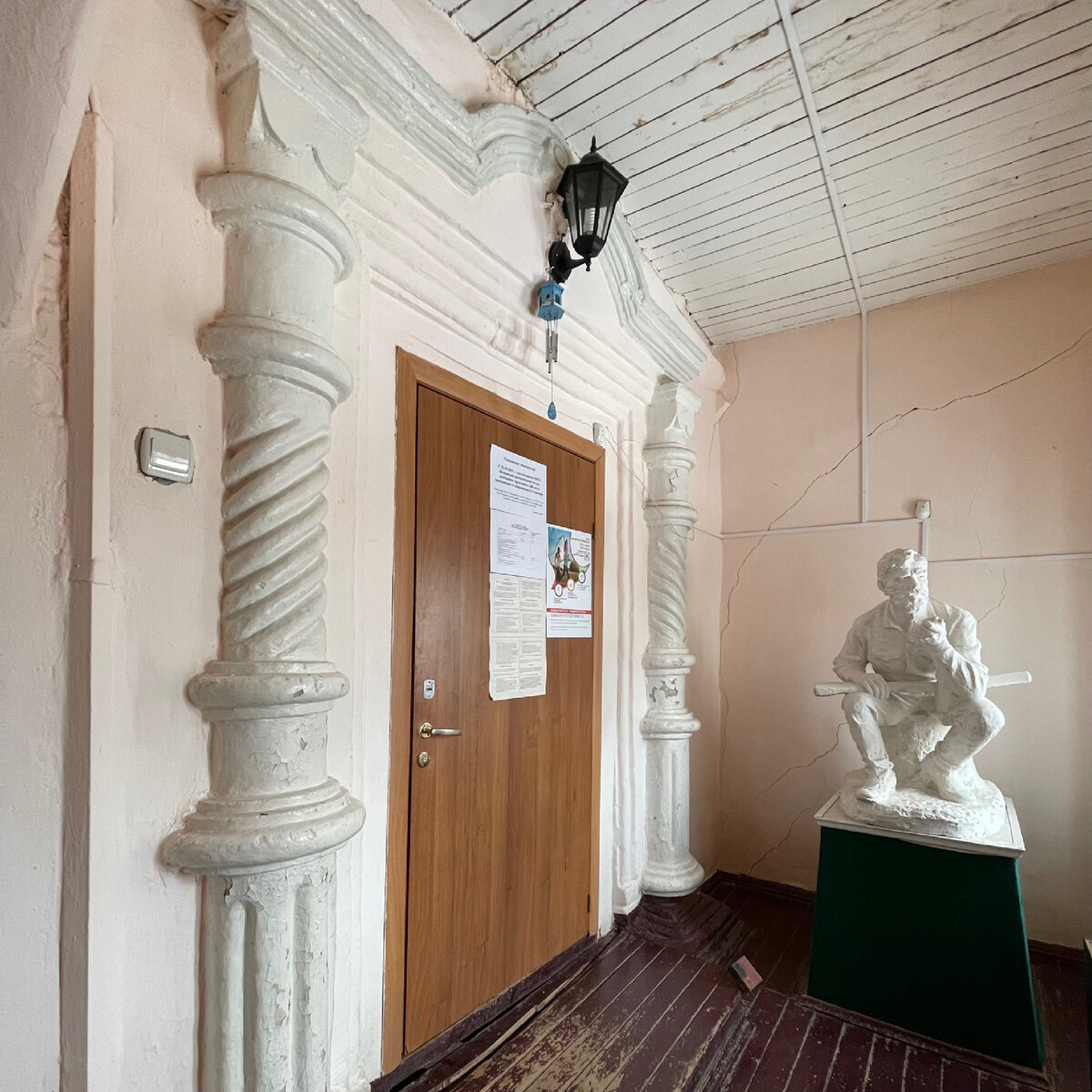 Портал на входе в дом