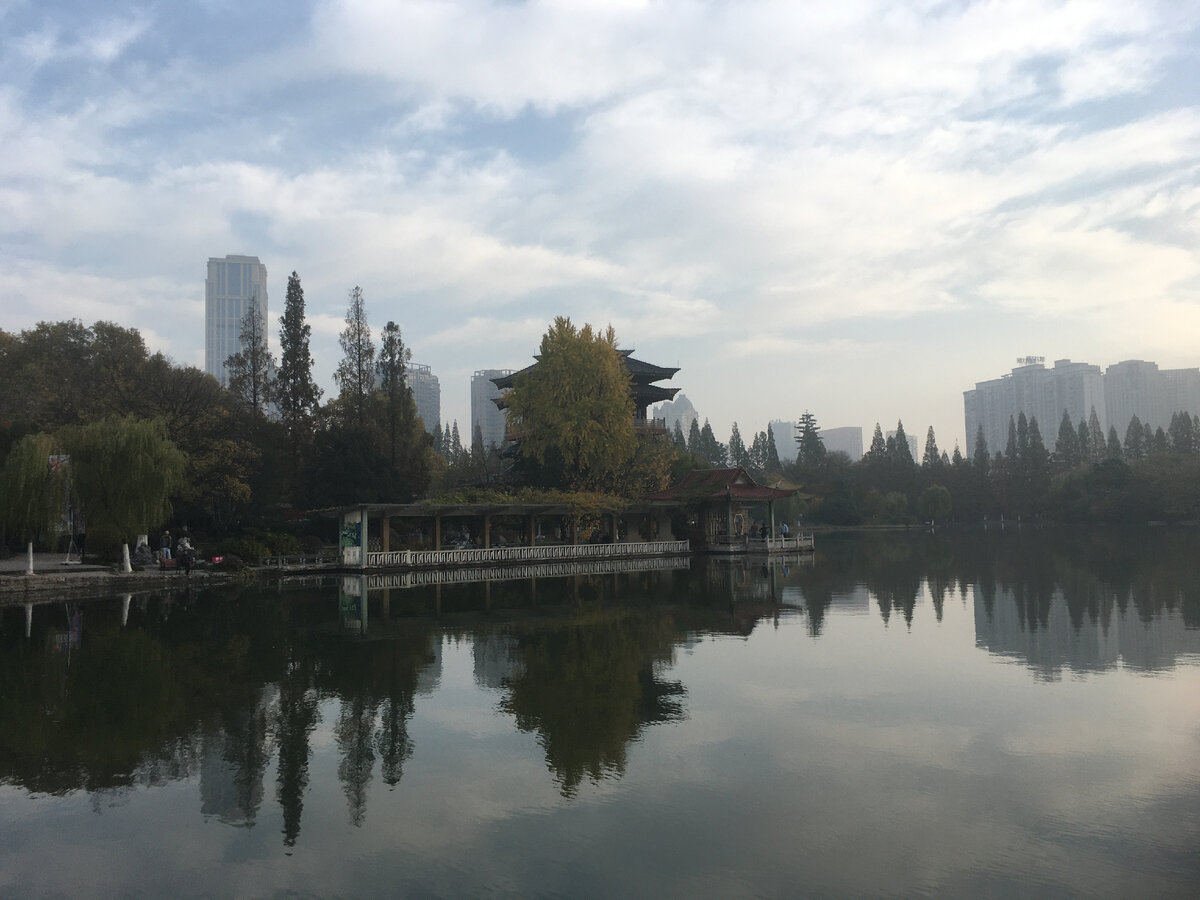 Озеро в восточной части парка