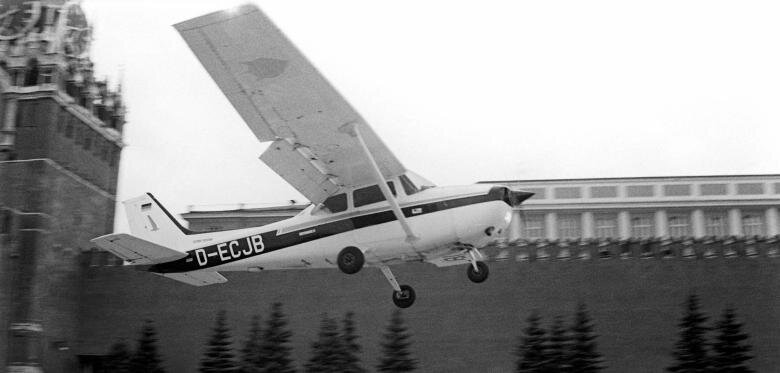 28 мая 1987 года около 18-15 гражданский самолет Cessna  из Германии неожиданно пролетел над Красной площадью