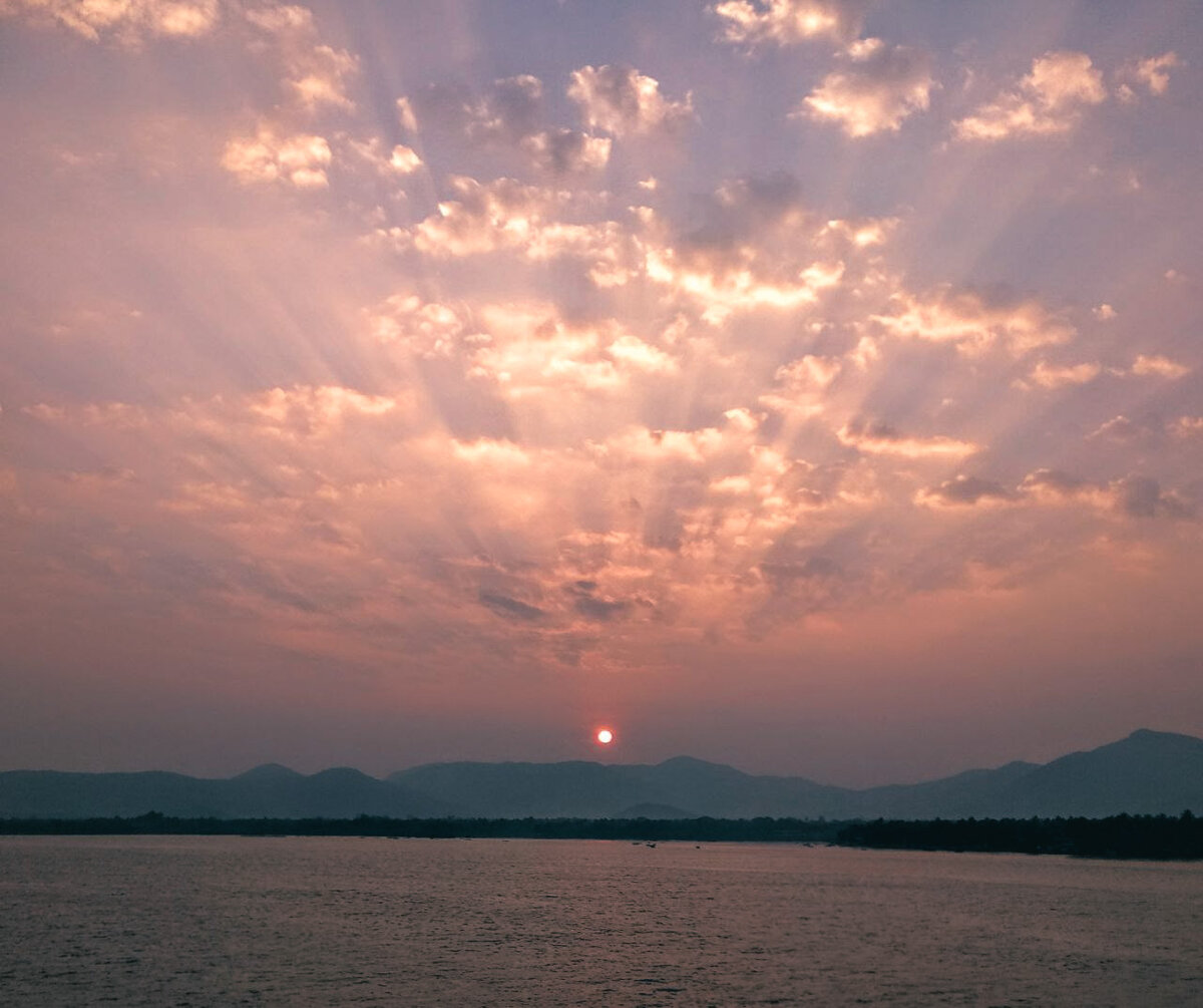 Рассвет в штате Карнатака. Недалеко от города Карвар, здесь река Кали впадает в Аравийское море.