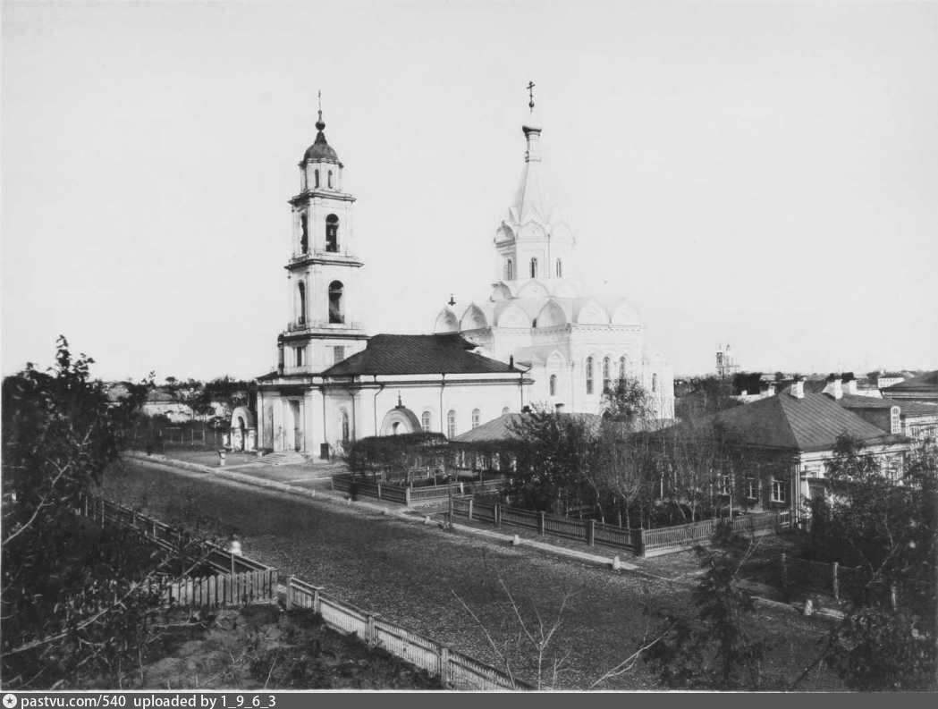Обратите внимание, что даже в конце 19 века тут ещё сохранялись огороды и были огромные палисадники, 1889. С сайта www.pastvu.com. На этой же фотографии можно увидеть храм Живоначальной троицы, о котором чуть подробнее расскажу позднее.