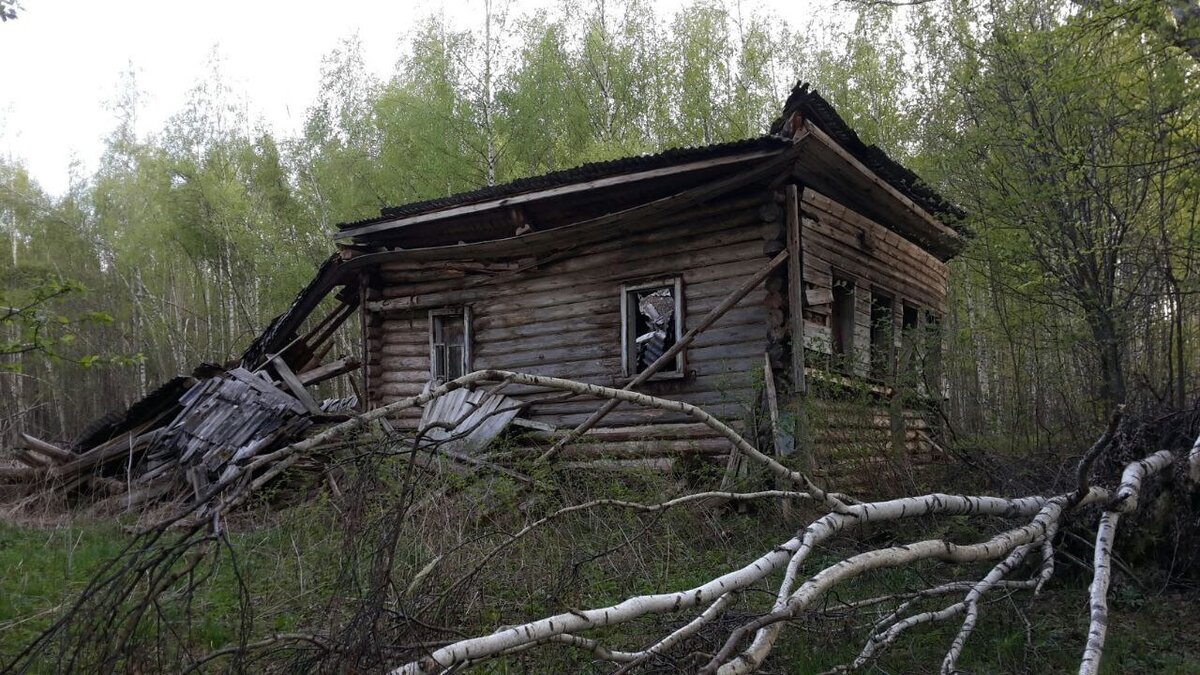 Фото строительной площадки, к сожалению, не сохранилось, но снесенный домик был стар и ветх: в центре моего города таким не место, скоро его заменит новомодный коттедж