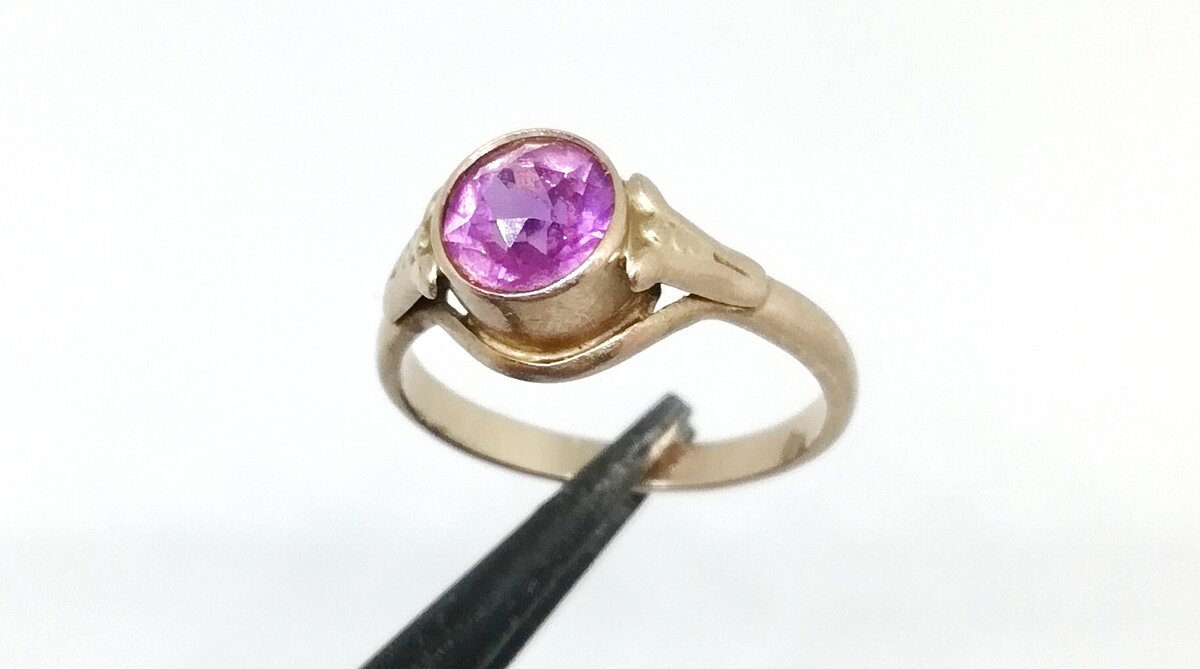 Золотое кольцо времен СССР с синтетическим рубином. 