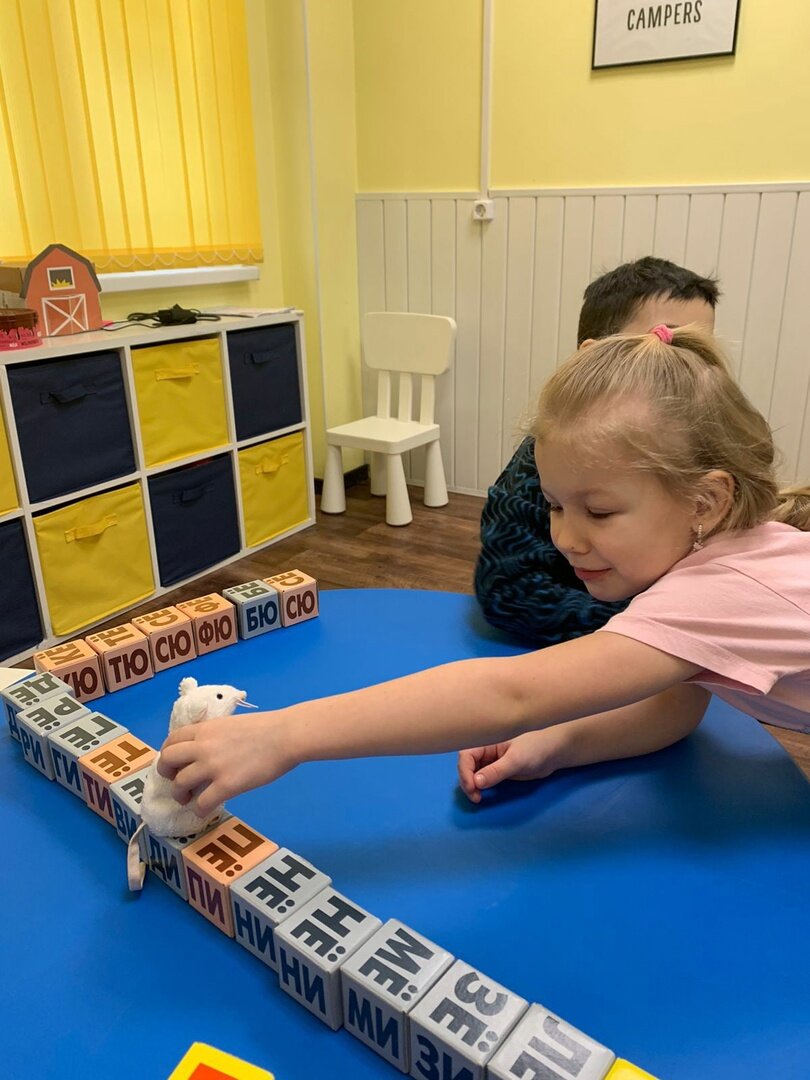 Обучение ребенка чтению может быть в виде игры

