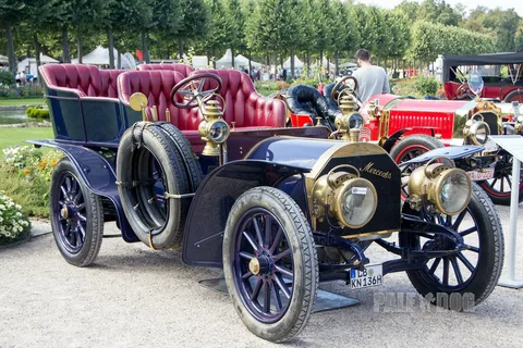 На фотографии - одна из первых моделей фирмы "Daimler"-"Mercedes Simplex" 1904 года. На ней установлен четырехцилиндровый двигатель с рабочим объемом 5.3 литра.  
