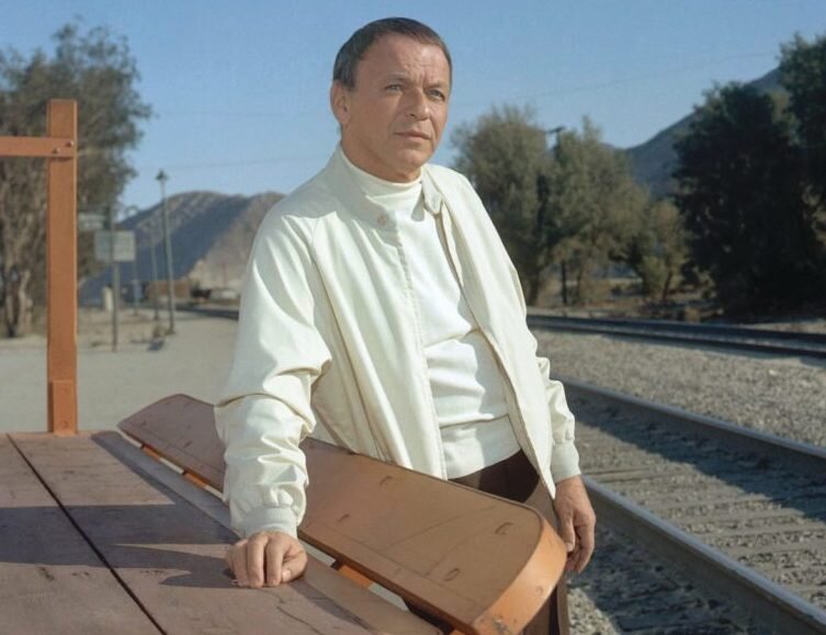 Синатра на маленькой железнодорожной станции по пути в большой город.