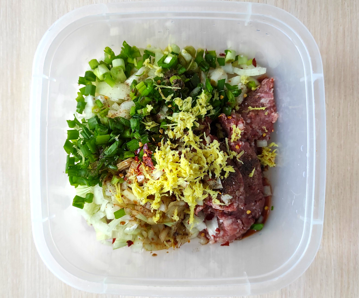 Активно замешайте фарш, чтобы все ингредиенты смешались