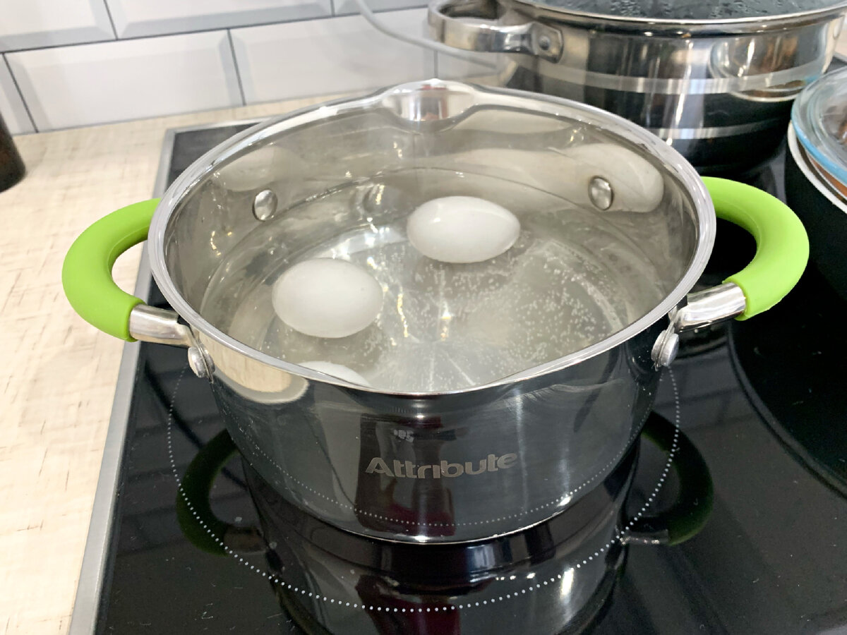 Варим яйца 10 мин для салата.