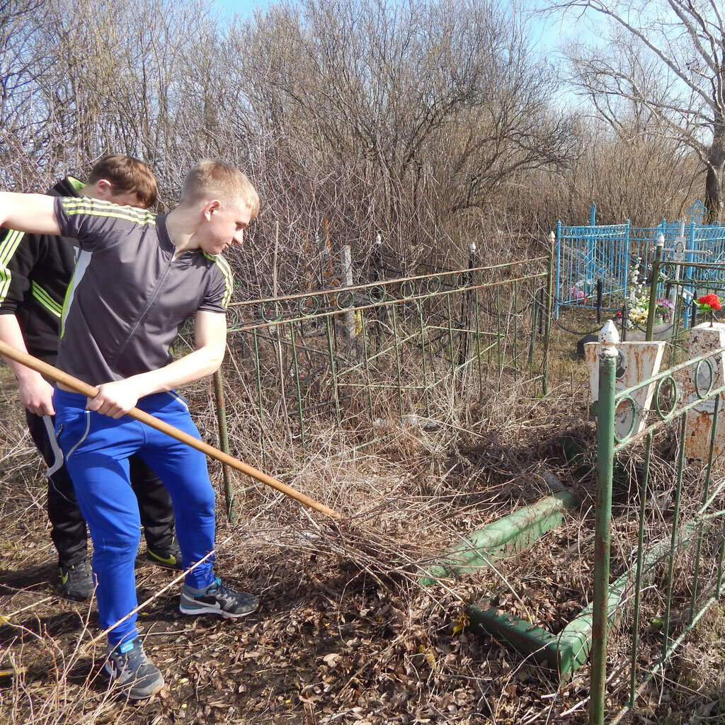 Конечно, на Радоницу можно и нужно убирать на могилах умерших близких. На Радоницу принято молиться об усопших в храме или на кладбище, а также приводить в порядок их могилы после зимы. Уборку на кладбище можно провести и до Радоницы, но в предпасхальный период и первую неделю Пасхи верующие не бывают на кладбище, так как в это время вся жизнь христианина сосредоточена на евангельских событиях. А до Вербного воскресенья, после которого до самой Радоницы кладбища посещать не принято, убирать на могилах не всегда позволяет погода.