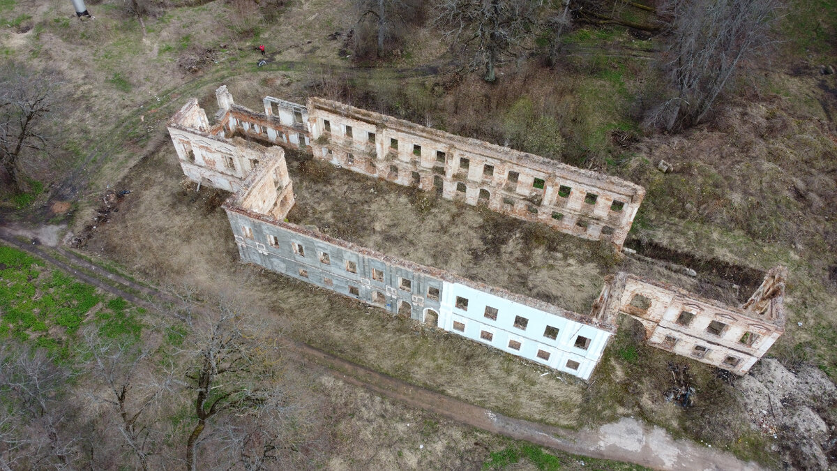 Остатки основного здания усадьбы Чириковых в с. Ферзиково.