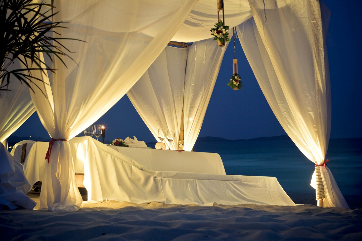 Брачная постель. Романтические места. Шикарная кровать. Романтичное место. Красивые романтические места.