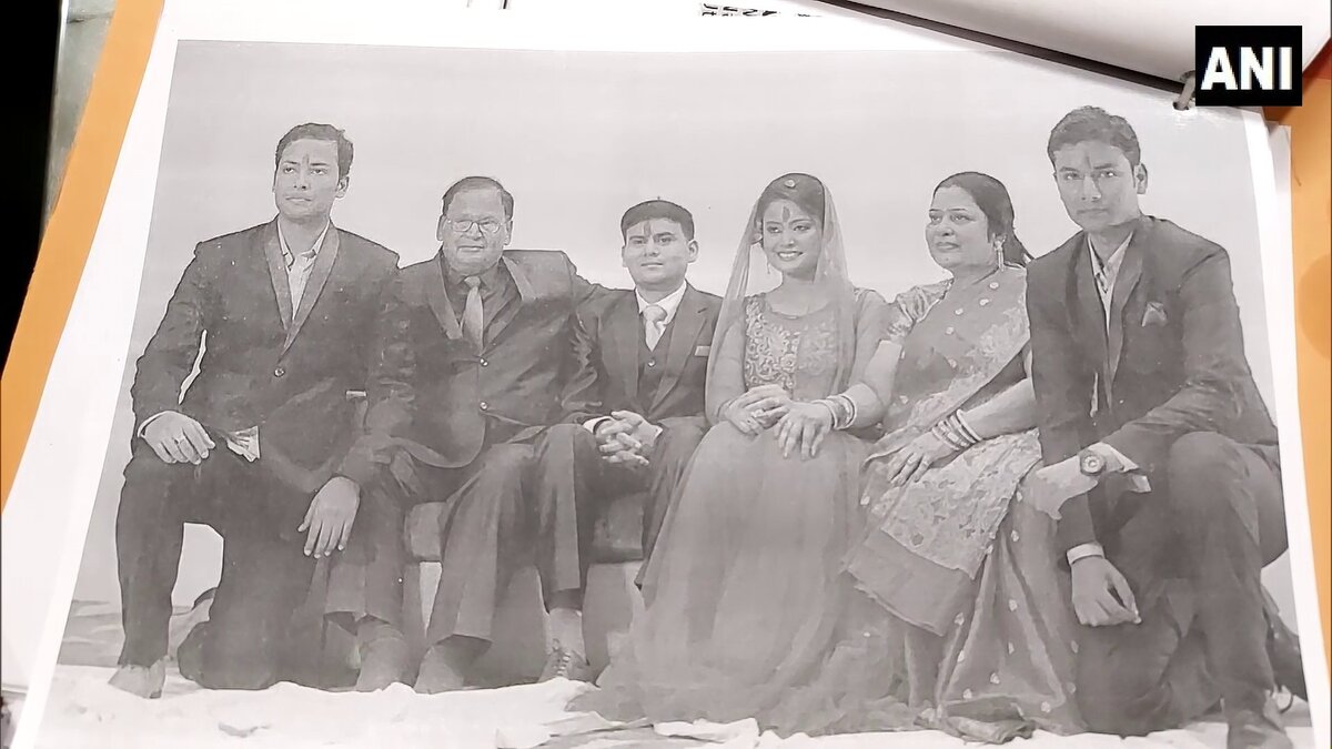    Супруги, против которых подали иск, в центре фото