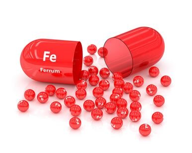 Железо (Fe) — минерал, необходимый для образования гемоглобина — железосодержащего металлопротеина, транспортирующего кислород, в красных кровяных тельцах (эритроцитах) всех позвоночных.

Fe необходим для получения энергии, а также для нормального функционирования мышц и органов.

Источником железа являются продукты питания (особенно печень, мясо, яйца, рыба и зеленые листовые овощи), и через свой ежедневный рацион человек должен получать все необходимое количество этого минерала.

В организме железо транспортируется путем связывания с белком трансферрином, вырабатываемым печенью.


Около 70% железа в крови используется для производства гемоглобина для эритроцитов.
Оставшееся количество железа запасается в тканях в виде ферритина или гемосидерина, а небольшое количество Fe используется для производства других белков (например, миоглобина) и некоторых ферментов.

После гибели эритроцитов их железо высвобождается, связывается с трансферрином, а затем транспортируется в костный мозг, а также в другие органы, такие как печень и селезенка.
В костном мозге Fe запасается и при необходимости используется для образования новых эритроцитов.

У мужчин в организме достаточно большой запас железа, которого может хватить на несколько лет, даже если они не принимают железо.
Вот почему у мужчин редко развиваются анемические состояния.

Однако женщины могут терять большое количество железа из-за менструальных кровотечений во время менструального цикла, во время беременности или кормления грудью.
Вот почему женщины чаще страдают от дефицита железа и нуждаются в добавках железа.

Дефицит железа у женщин послеменопауза и у мужчин часто является следствием кровотечения из желудочно-кишечного тракта, например язвы желудка или рака толстой кишки .

В каких случаях рекомендуется проводить исследование
Один или несколько показателей железа в крови могут быть назначены, если есть аномальные результаты общего анализа крови (PKV) , такие как низкий гемоглобин или гематокрит.

Профиль железа также может быть необходим, если дефицит железа подозревается из-за таких признаков и симптомов, как:

хроническая усталость ;
головокружение ;
мышечная слабость ;
головная боль ;
бледная кожа ;
Исследование сывороточного железа, а в некоторых случаях tJSC и ферритина, может быть необходимо при наличии симптомов, предположительно вызванных накоплением железа или отравлением железом.
Эти симптомы могут включать:

боль в суставах ;
усталость ;
усталость ;
боль в животе ;
отсутствие или потеря желания полового акта ;
проблемы с сердцем ;
Исследование показателей железа в крови назначают также при:

диагностика железодефицитной анемии ;
проба на гемохроматоз ;
определение диеты;
наблюдение за эффектом назначенного лечения;

Низкий уровень железа может привести к анемии , которая, в свою очередь, снижает выработку эритроцитов и изменяет их характеристики.
Дефицит железа может быть связан с:

недостаточное потребление;
недостаточное всасывание;
повышенные потребности в питании при некоторых состояниях, таких как беременность или острая или хроническая кровопотеря;
Напротив, большое количество железа может быть токсичным для организма. Это наблюдается при всасывании слишком большого количества железа, что приводит к накоплению соединений железа в тканях и особенно в печени, сердце и поджелудочной железе.

Острая перегрузка железом часто наблюдается при приеме большого количества таблеток железа, особенно у детей.
Хроническое накопление железа может быть связано с:

чрезмерное потребление железа;
наследственный гемохроматоз ;
множественные переливания крови;
К другим состояниям, приводящим к изменению показателей профиля железа, относятся:

гемолитическая анемия – приводит к снижению концентрации кислородсодержащего гемоглобина в эритроцитах. В большинстве случаев уровень железа в норме;
талассемия – наследственное заболевание крови, при котором нарушается нормальная выработка гемоглобина в организме.
Уровень железа часто нормальный, но уровень ферритина может быть высоким, если у человека было много переливаний крови;
цирроз печени ;
отравление свинцом – развивается после месяцев или лет воздействия небольших количеств свинца, содержащихся в окружающей среде;
железодефицитная анемия – низкий уровень железа, высокая насыщенность трансферрина и низкий уровень ферритина;
ревматоидный артрит ;
чрезмерное употребление препаратов, содержащих железо;
кровотечение;
почечная недостаточность ;
тяжелая инфекция;

Расшифровку анализов, рекомендации по приёму препаратов может только лицо с высшим медицинским образованием и лицензией на прово ведения лечебной деятельности.

Это не входит в компетенции нутрициолога и диетолога без медицинского образования.

Если низкий уровень железа не занимайтесь самолечением, никакие гранаты, орехи его не смогут поднять (они действенны только в сбалансированном питании в здоровом организме), нужно обратиться к доктору

