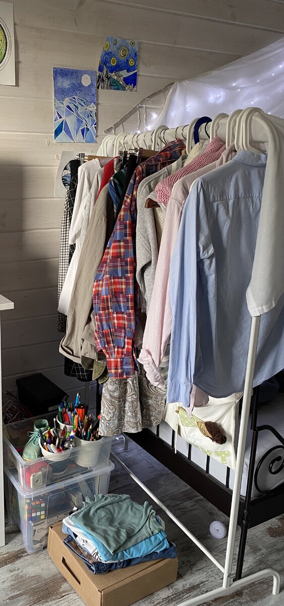 Все вещи на виду, от этого много визуального шума. В ящиках сложно что-то найти.