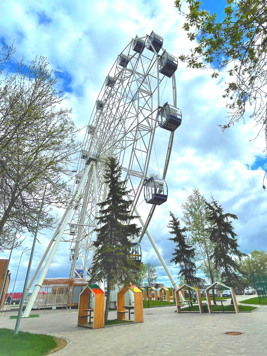 На фото у меня колесо почему-то кажется очень маленьким. Но на самом деле оно выше десятиэтажки и хорошо видно издалека. 