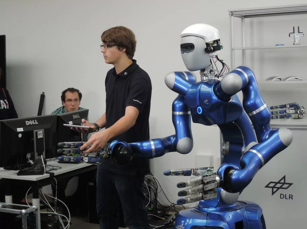 Обычного человека сделают роботом. Робот. Разработчик роботов. Робот программист. Разработчик домашних роботов.